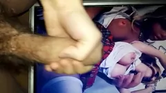 Abspielen Cumtribute für Dollfriends: Solo-Junge wichst seinen kleinen Schwanz für Handjob-Bilder