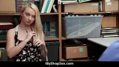 Reproducir Travieso ladrón adolescente dominado por un estricto policía del centro comercial en una acción dura con cámara espía