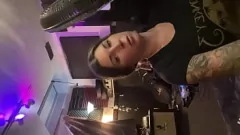 تشغيل شاهد فيليسيتي فيلين، نجمة الأفلام الإباحية الموشومة، في جلسة قرع مكثفة ستجعلك لاهثًا