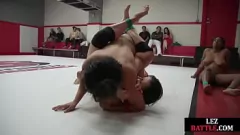 Afspelen Rondborstige zwarte lesbiennes in bikini's strijden in een kinky strapon-worstelwedstrijd met grote tieten en tatoeages