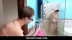 Oynat Lilly Hall, Mia Taylor'a, azgın üvey kardeşin vahşi bir tabu seansında her iki kadını da siktiği yasak aile üçlüsünde rehberlik ediyor