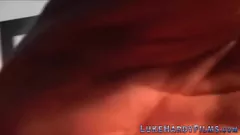 Oynat Esmer İngiliz, seksi iç çamaşırı ve çorap giyerken dar kıçına büyük bir yarrak alıyor