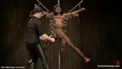 Oynat Karanlık bir zindanda Gagging ve Vibratör Oyunuyla Sert bir BDSM Oturumunda Sarışın ve Abanoz