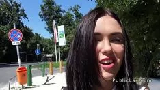 Jouer Baiser avec une brune qui veut se remplir la bouche avec beaucoup de sperme