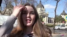 De studente neukt hard op anale school zoals ze het leukst vindt