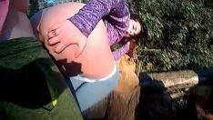 Abspielen Porno mit einem Bauern, der von ihrem Freund gefickt wird, als sie Holz bricht