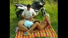 Afspelen Hij scootert ze op hun kutjes in het veld en neukt ze