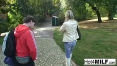 Jouer Sexe avec une blonde se fait baiser dans le parc