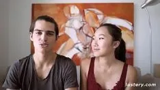 Jouer Japonais sexy qui aime monter sur la bite et le trou du cul