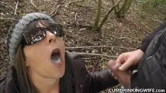 Jouer Porno avec un paysan en train de sucer une bite à travers le mur du voisin