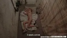 Jouer Films pour adultes avec des filles au travail de la ferme Freet après le programme dans les chambres
