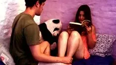 Jouer Amateur lit un livre et son petit ami doué lui baise bien la chatte