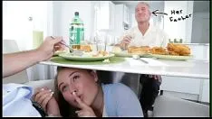 Oynat Nora pitulata baba ve oğul seks yapana kadar yemek yerken masanın altında