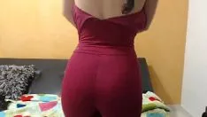 Die Brünette verursacht mit einem Vibrator in ihrer Muschi und ihrem Arschloch einen doppelten Orgasmus