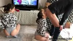 Reproduzir Duas irmãs chupam o pau de um amigo