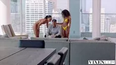 Reproducir Modelos románticos filmados cuando se desnudan y permanecen desnudos