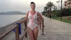 تشغيل استحم والآن ملابسه تناسب جسده جيدًا
