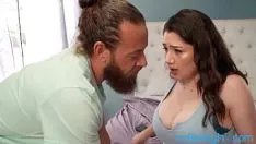 Reproducir Las mujeres están atadas a la cama del hombre.