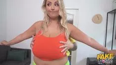 Abspielen Vollbusige Lesbe sitzt ausgezogen vor der Webcam und wartet darauf, gefickt zu werden