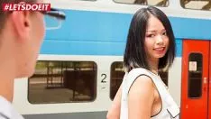 Oynat Tren istasyonunda asılı Asyalı bir kızla sevişmek