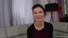 Abspielen Sie steckt sich den Finger in den Mund, nachdem sie ihre Muschi massiert hat, und wird dann gefickt