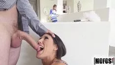 Abspielen Online-Pornofilme mit Hausfrau, die vom Besitzer gefickt wird