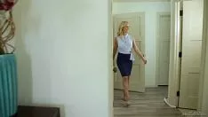 Jouer Une escorte blonde rend la vie meilleure pour un homme avec de l'argent