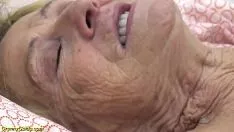 Jouer Il la baise si fort que tout le sperme lui saute