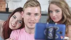 Reproducir Lavinia y Sofi Dos hermosas chicas de 17 años que quieren sexo en trío con un chico superdotado