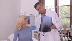 Jouer Docteur traitant son patient avec sa bite