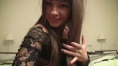 Jouer Cette brune sexy a l'air bien et baise encore mieux