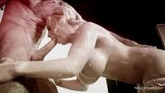 Jouer Chevauchant la chatte nue du patient, cette femme au gros cul a envie de se baiser