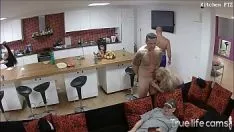 Jouer Après s'être complètement déshabillée, cette jeune femme se laisse exploiter sexuellement par cet homme