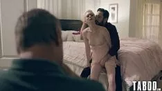 Jouer Fa tutto quello che gli viene detto da un uomo con i pantaloni sbottonati