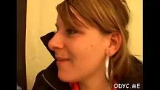 Afspelen Een enorme kale man geeft een jonge vrouw een pijpbeurt