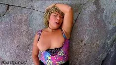 Reproduzir Ele fode uma verdadeira vadia na bunda e quer ver como ela chega ao orgasmo
