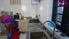 Reproducir Reparar el microondas de mi vecino se convierte en una ardiente sesión porno con una sexy adolescente de ébano