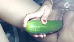 Afspelen Desi Girl wordt wild met een grote komkommer