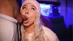 Reproduzir Casal loira gostosa e latina compartilha um pau grande em show de câmera ao vivo