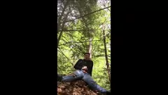 Abspielen Der Hengst mit seinem behaarten großen Schwanz wird fast beim Wichsen in der Öffentlichkeit erwischt!
