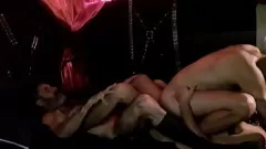 Jouer Hung Stud frappe deux mecs chauds avec une barbe pleine et un plaisir intense