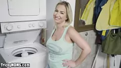 Reproduzir A gordinha MILF Quinn Waters cavalga um pau grande em uma dramatização familiar