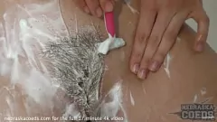Oynat Sıcak Sarışın ve Cam Yapay Penis ile Duş Oynamak