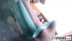 Oynat Tatlı Lezbiyenler Leya ve Lynn'in Buharlı Havuz Seks