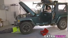 Odtwórz Wielki kutas mechanika jest właścicielem drobnej nastolatki w sprośnej akcji POV