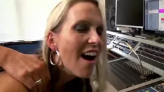 Redare MILF germană Julia drenează penisul tare într-o muie intensă