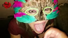 Abspielen Hotwife Cristina Almeidas Deepthroat Blowjob im Carnaval Street 2019