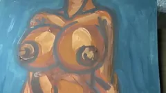 Abspielen Ebenholzgöttin mit riesigen Brüsten wird während der Kunstsitzung ungezogen