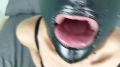Abspielen Schmutzige Hausfrau im Latex-Fetisch: Deepthroat-BDSM-Schwanzanbetung mit Spucken und Ohrfeigen