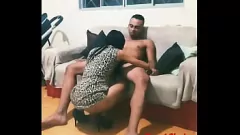 Jouer La femme coquine ne peut pas résister à une bonne succion: la vie conjugale devient chaude et torride